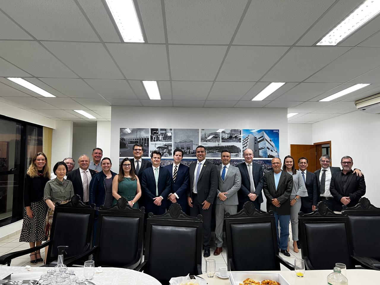 Presidente da AMAPAR se reúne com juízas e juízes de Londrina e região 