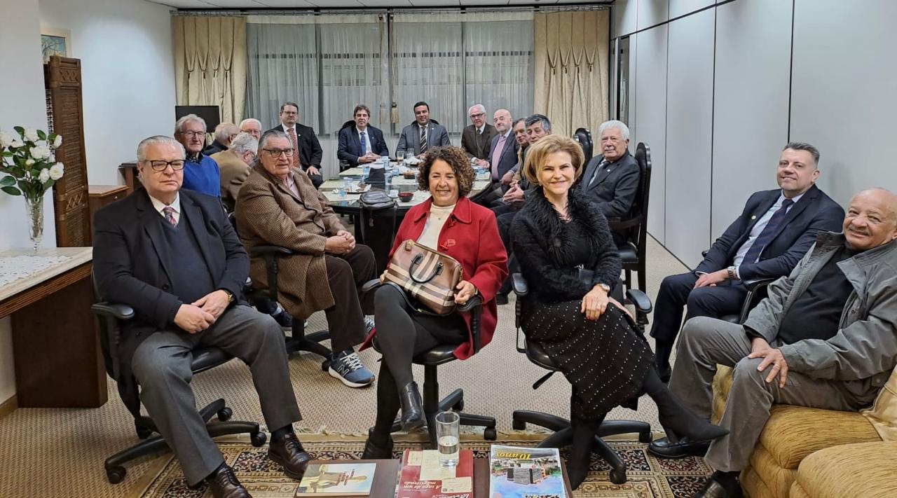 Presidente e diretoria da AMAPAR fazem nova reunião na sala dos aposentados do TJPR 