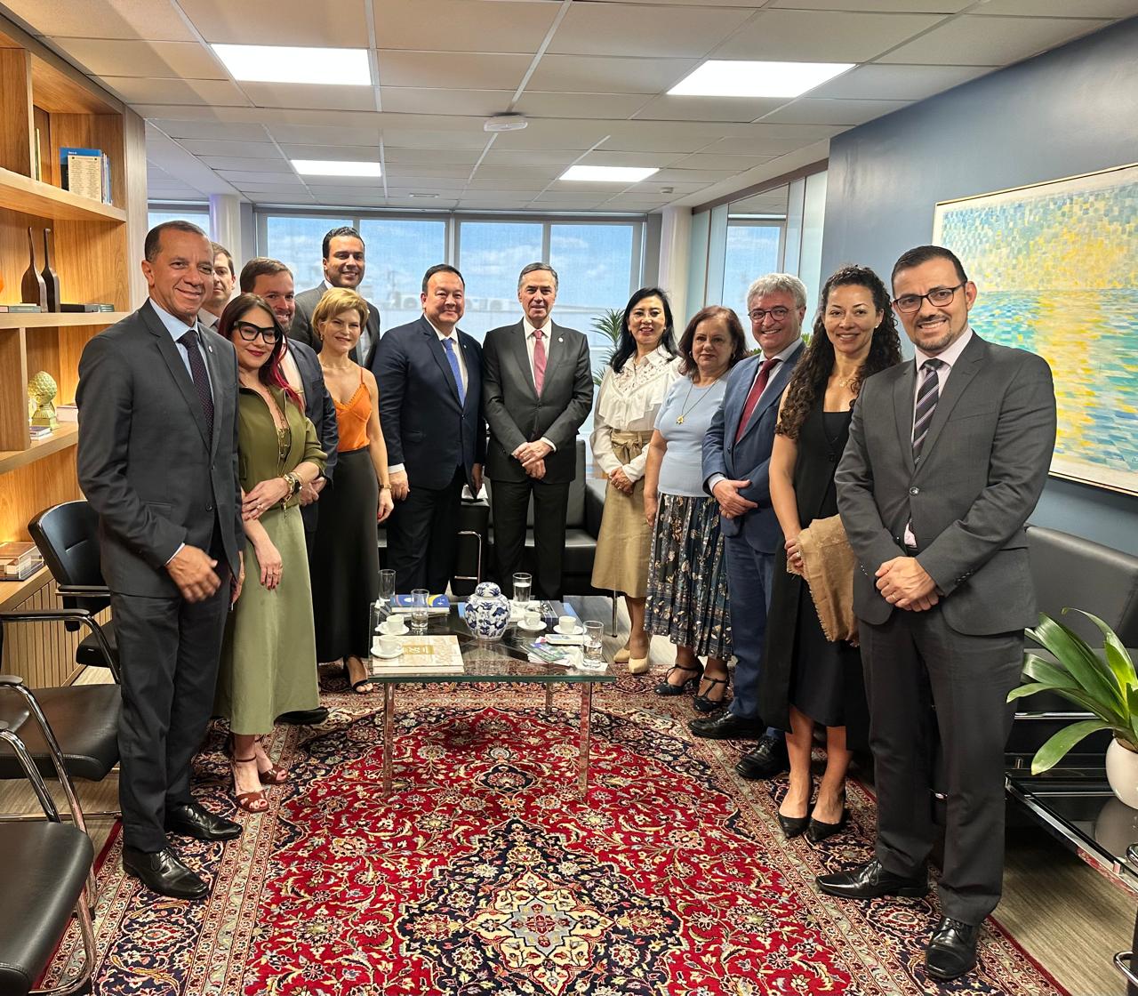 Dirigentes da AMAPAR, da AMB e integrantes da cúpula diretiva do TJPR fazem visita institucional ao presidente do STF e do CNJ 