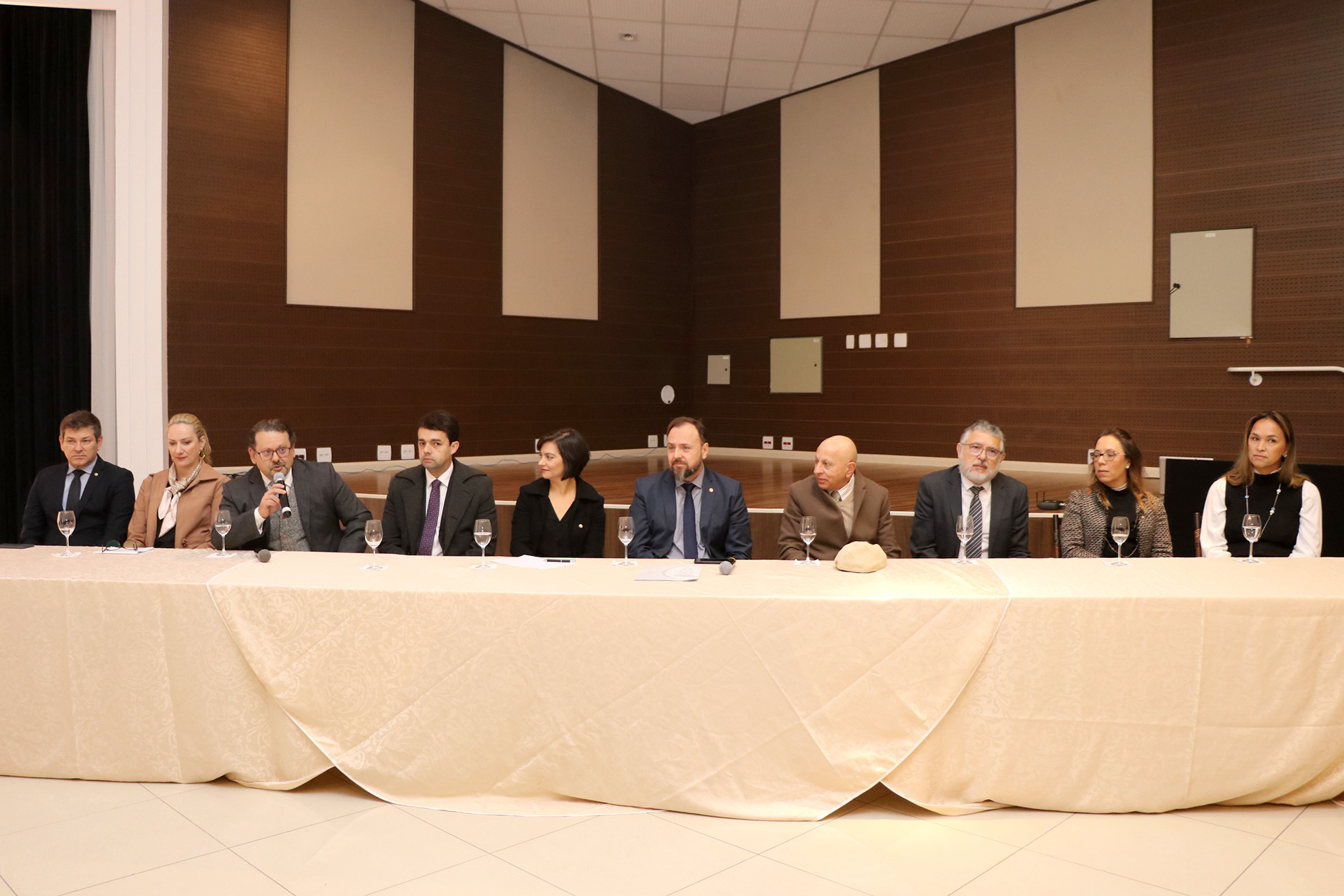  Presidente da Amapar participa da abertura do seminário da APMP e da ADEPAR “Eleições e Democracia: O Papel das Instituições”