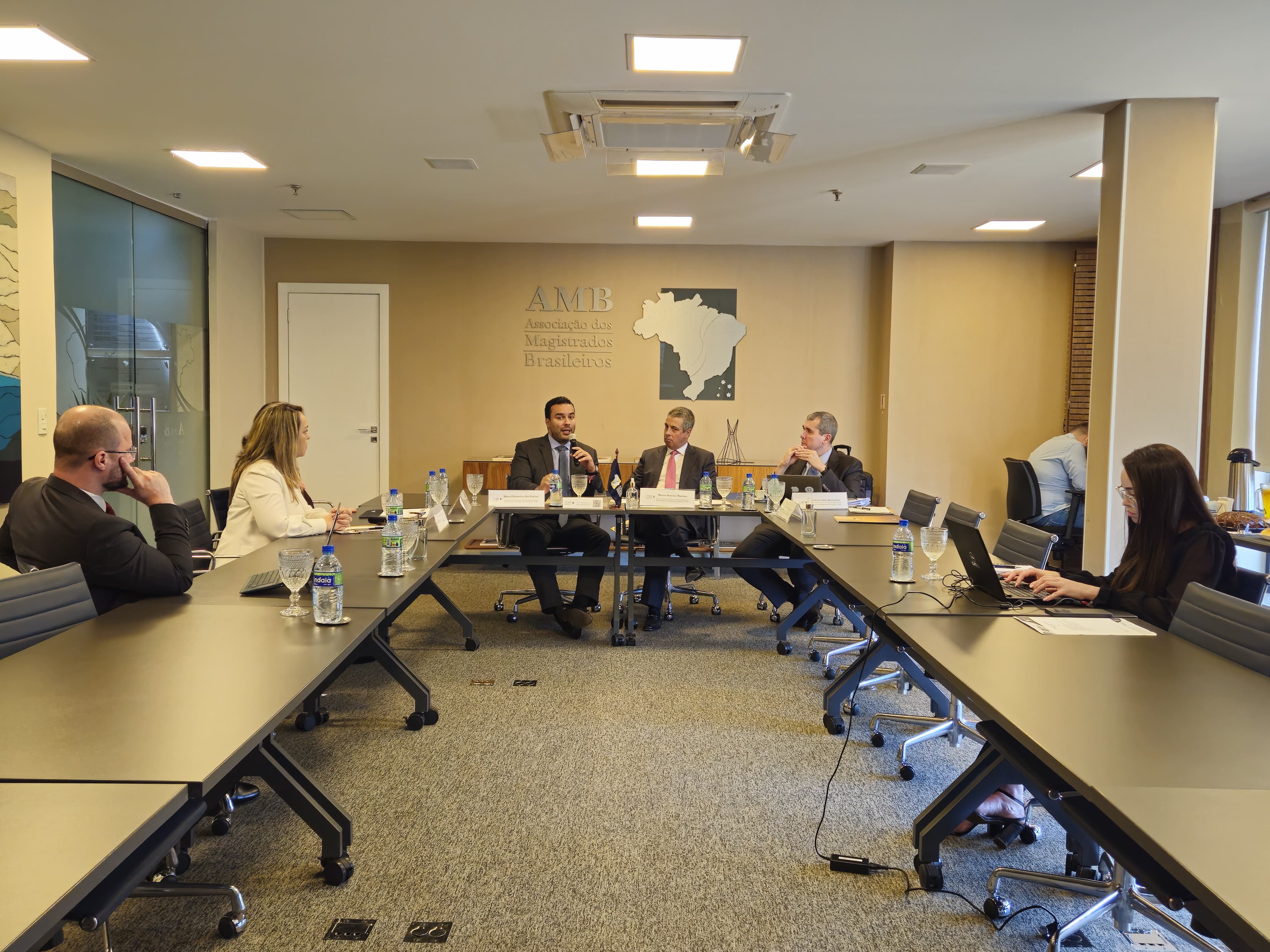Diretores da AMAPAR participam de reunião do Centro de Pesquisas Judiciais da AMB 