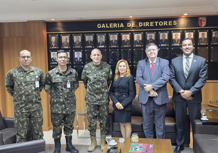 Segurança - Diretoria da AMB se reúne com representantes do Exército e da PF