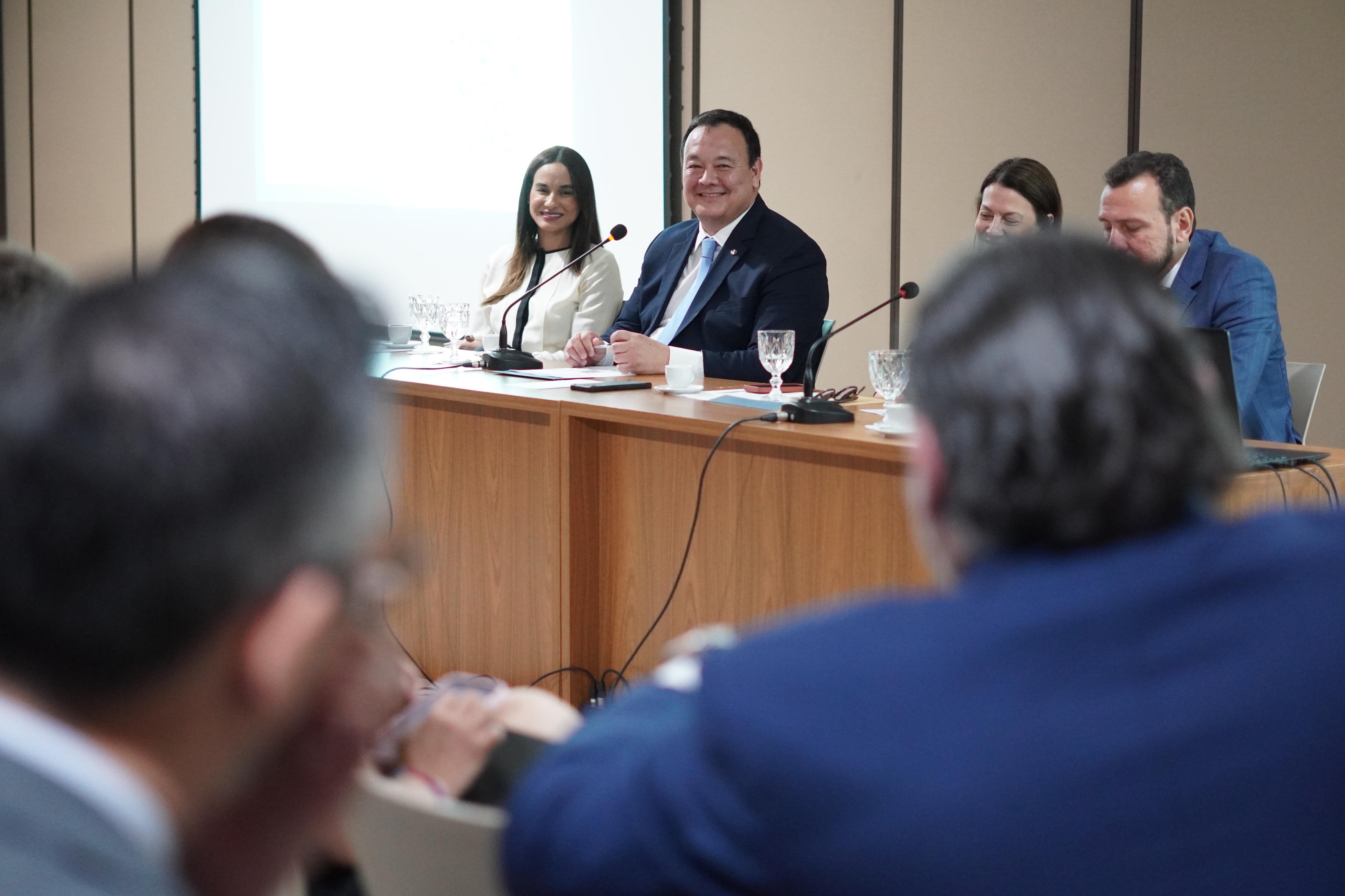 Frederico Mendes Júnior ressalta a importância do associativismo em reunião da AMB acompanhada pela diretoria da AMAPAR 