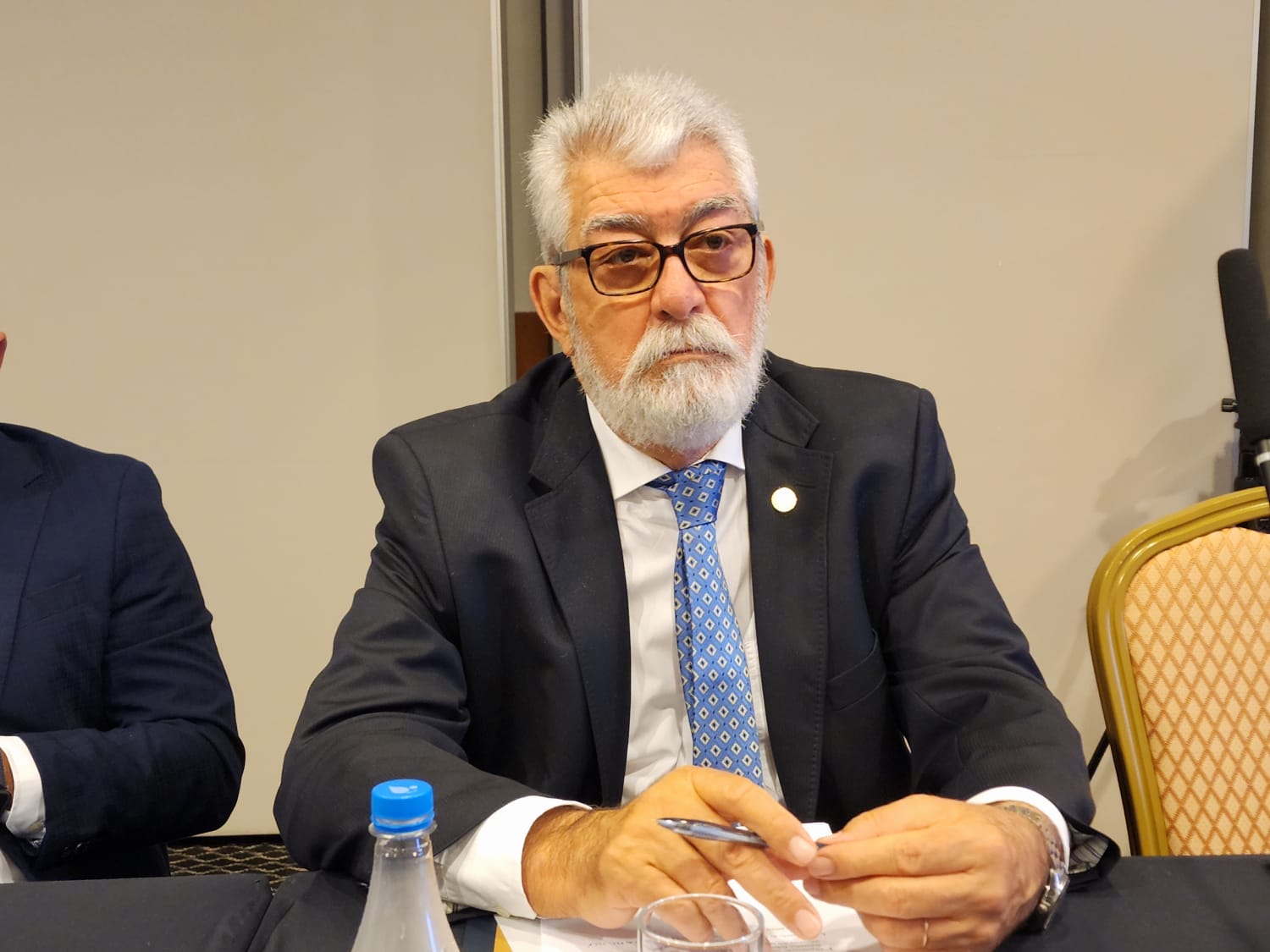 Diretor de Aposentados da Amapar marca presença em reunião na AMB