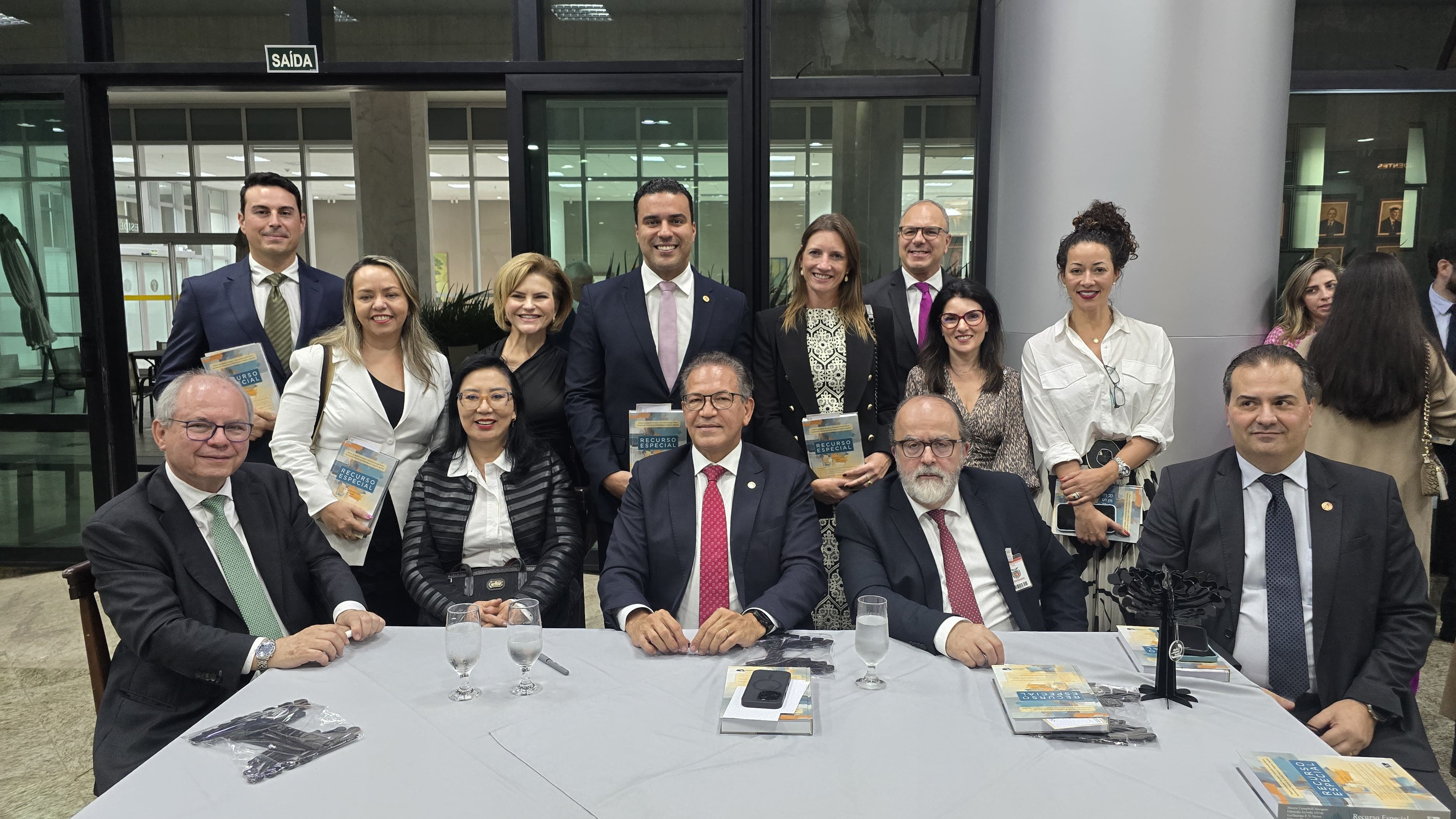 Lideranças associativas prestigiam o lançamento da obra 