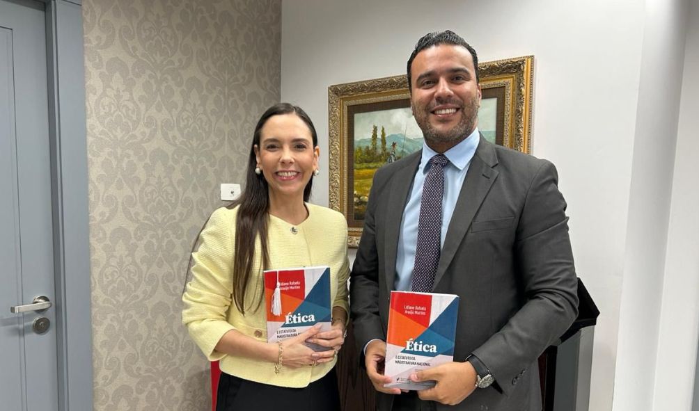 Juíza Lidiane Rafaela Araújo Martins apresenta a obra 