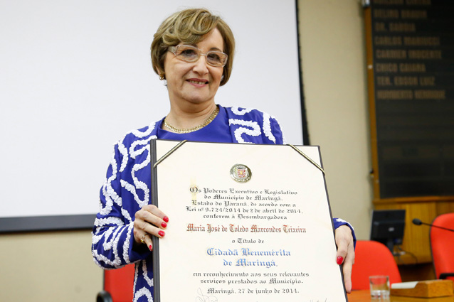 “Agradeço meus companheiros, que ajudaram a escrever minha história”, afirmou a desembargadora Maria José Teixeira, nova Cidadã Benemérita de Maringá 