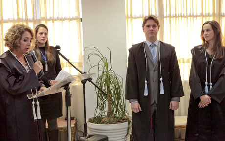 Ao discursar na posse de juízes substitutos, Nilce Regina Lima, vice-presidente da AMAPAR, enaltece a união da magistratura 