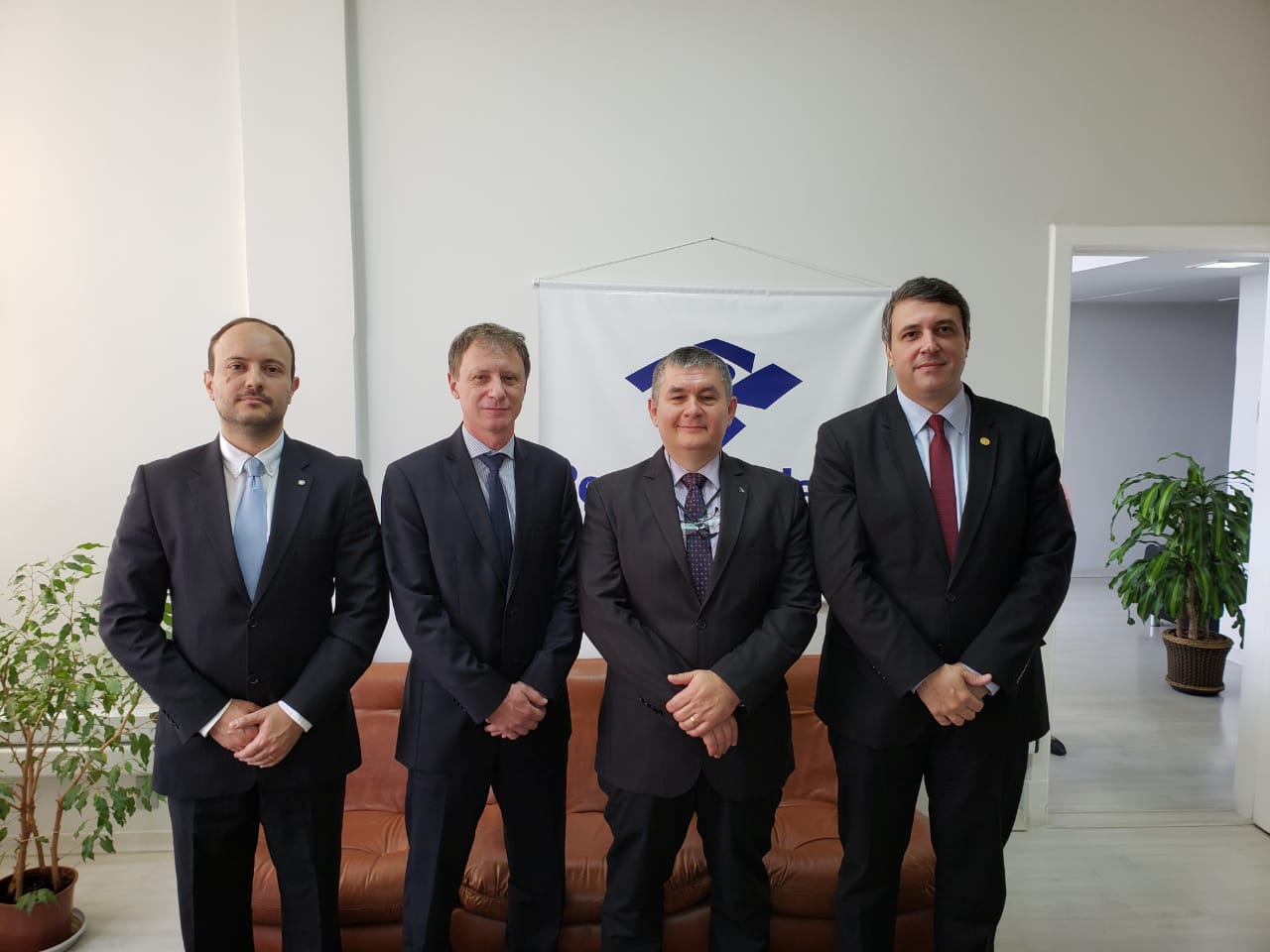 Diretoria da AMAPAR faz visita institucional à Delegacia Regional da Receita Federal
