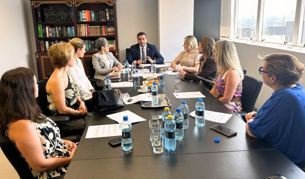 Reunião de trabalho na AMAPAR debate pautas ligadas ao departamento de Gênero e Diversidade 