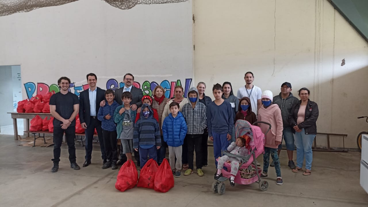 Diretoria da Amapar participa da distribuição de alimentos doados aos familiares atendidos pelo projeto Ser Social 