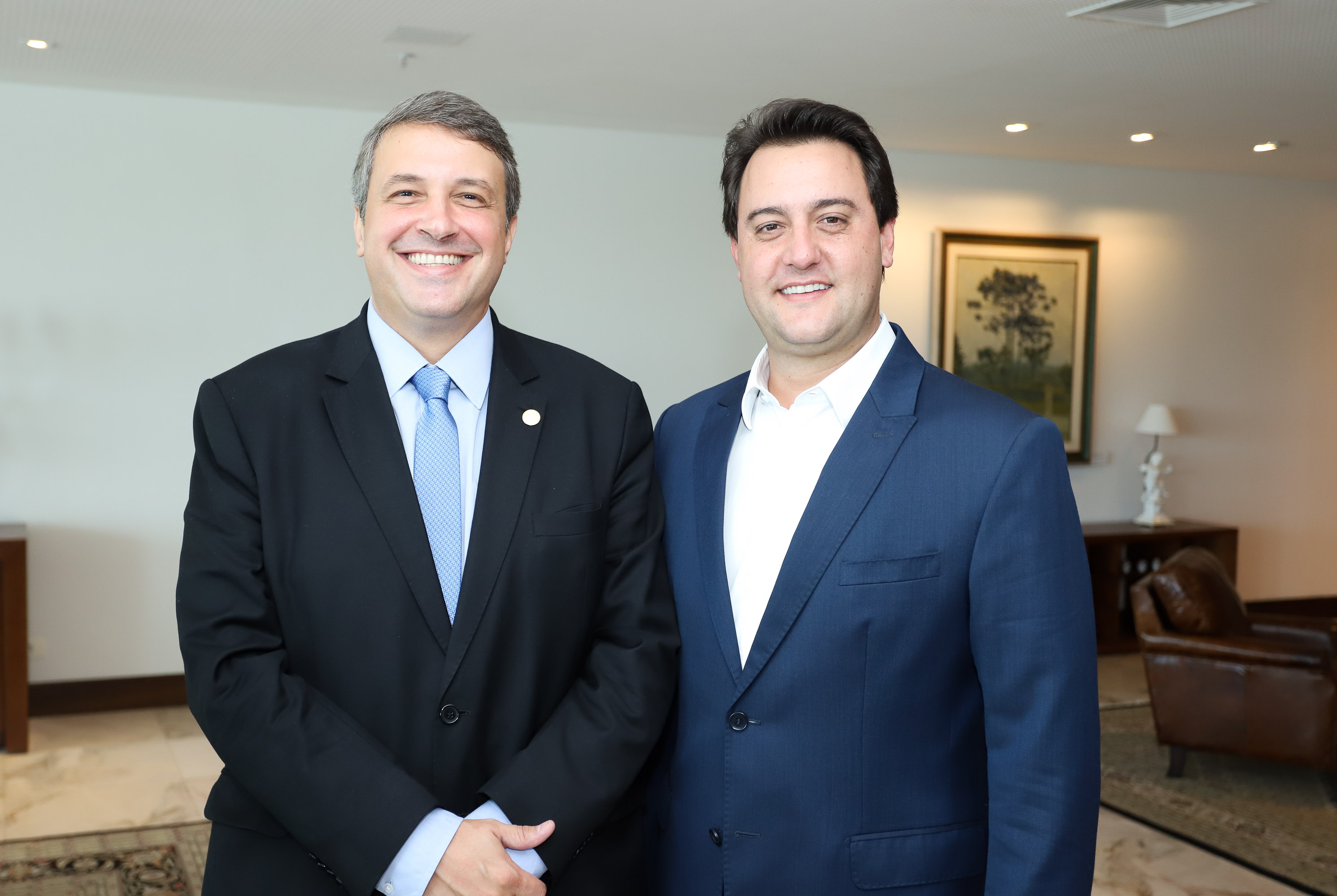 Governador Ratinho Júnior recebe presidente e diretores da AMAPAR 